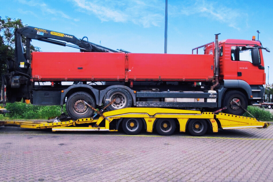 Drei der Räder des Anhängers hatten keine Bremsbelege mehr; die Bremswirkung der anderen drei lag bei 20 Prozent. Außerdem war der geladene Laster so gut wie nicht gesichert.