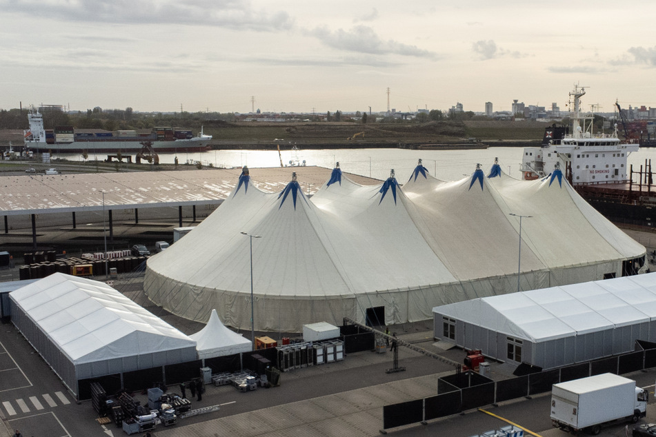 Hamburg: Zwischen Containern und Kränen: Zeltphilharmonie für 4000 Zuschauer wird eröffnet