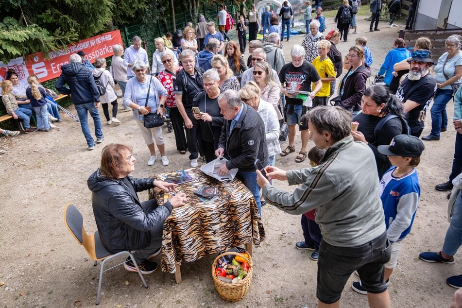 Etwa 200 Zoobesucher freuten sich über den Ehrengast am Samstag.