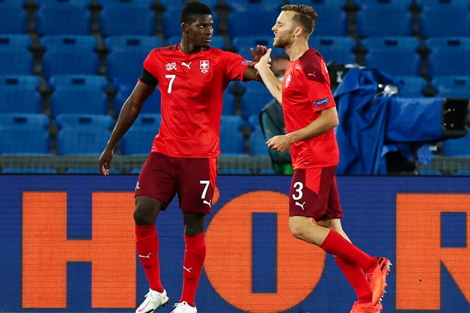 Silvan Widmer (r.) glich nach Pass des stark aufspielen Breel Embolo zum 1:1 für die Schweiz aus. Später musste der Vorlagengeber verletzt ausgewechselt werden.