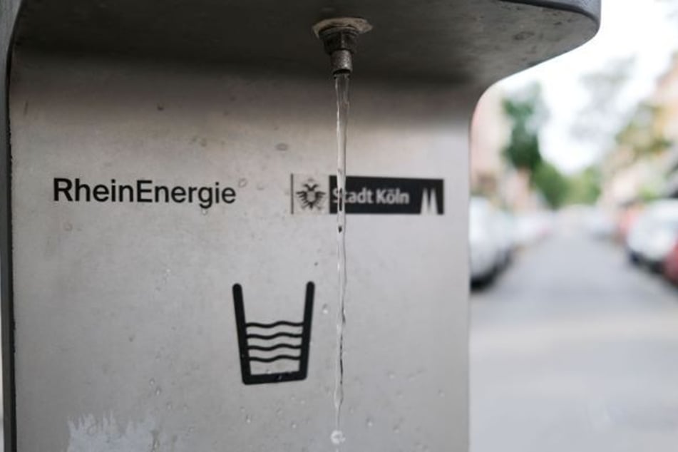 Jede Stunde ein Glas Wasser zu trinken ist ein Verhaltenstipp des Gesundheitsministeriums.