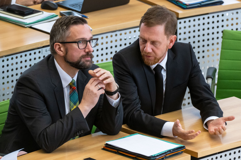 Ministerpräsident Michael Kretschmer (47, CDU, r.) und Wirtschaftsminister Martin Dulig (48, SPD) begrüßten die Pläne von Infineon.