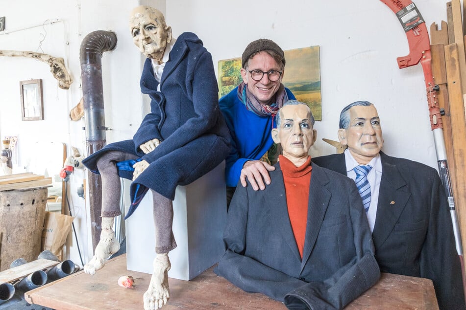 Bis die Puppen zurückschauen: Carsten Bürger zwischen seinen Theaterpuppen.