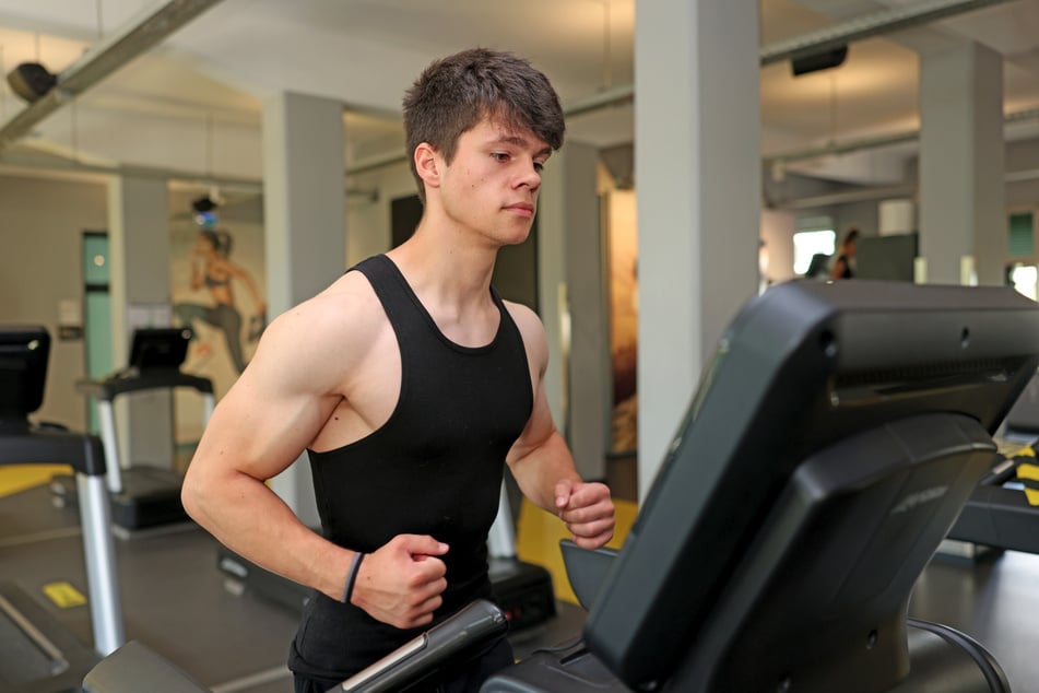 Neben dem Bizeps-Training ist der 17-Jährige auch viel auf dem Laufband. Bald will er an einem 100-Kilometer-Marsch teilnehmen und die Distanz in unter 24 Stunden laufen.