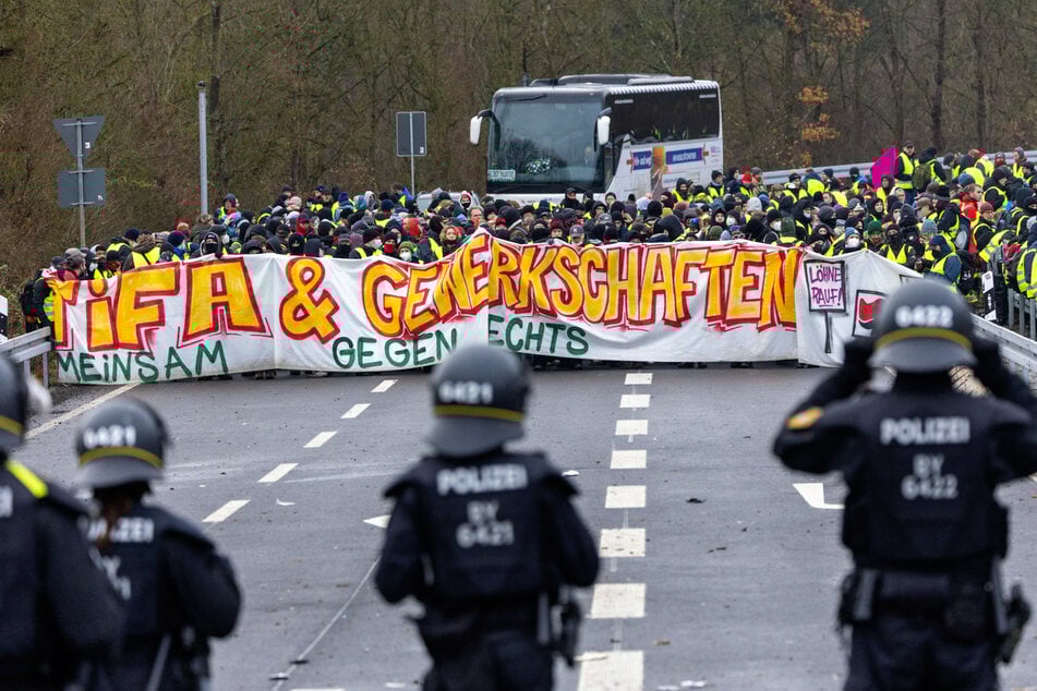 Bei der Gründung der GD auf Bundesebene in Gießen hatten 25.000 Menschen dagegen protestiert.