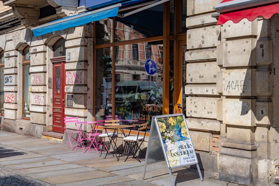 Von außen ist das Kunstblumen-Café auf der Bautzner Straße eher unscheinbar.