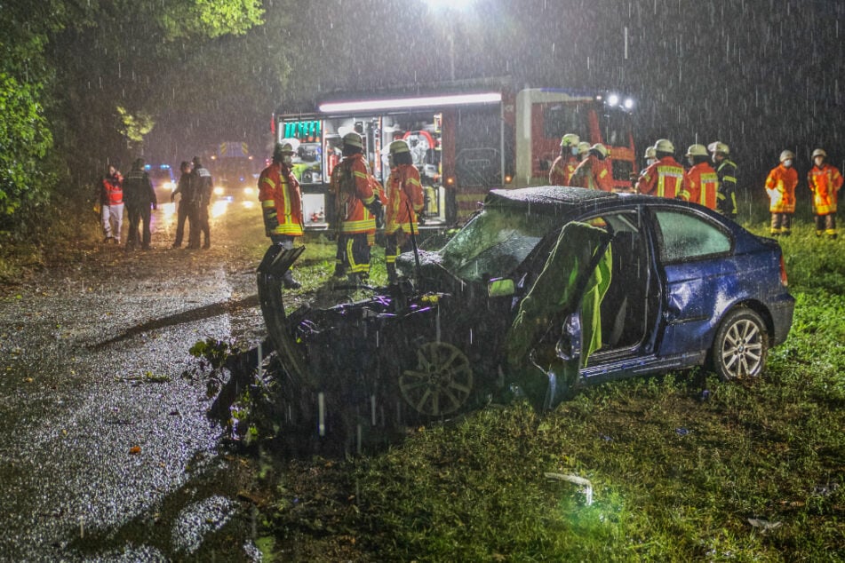 Der Mann wurde in seinem BMW eingeklemmt und musste von der Feuerwehr befreit werden.