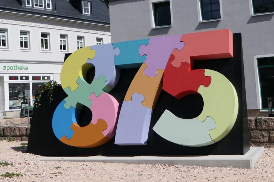 Im Festjahr hat jeder Monat ein bestimmtes Motto und eine bestimmte Farbe, zu denen sich die Stadt, Privatpersonen und Unternehmen etwas einfallen ließen. Von Mitsingkonzert über den Spazierweg 875 bis zu den aktuell laufenden Kinotagen ist für Groß und Klein etwas dabei.