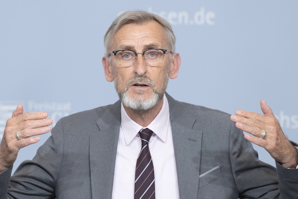 Die Bezahlkarte für Flüchtlinge in Sachsen kommt, bestätigte am Montag Innenminister Armin Schuster (62, CDU).