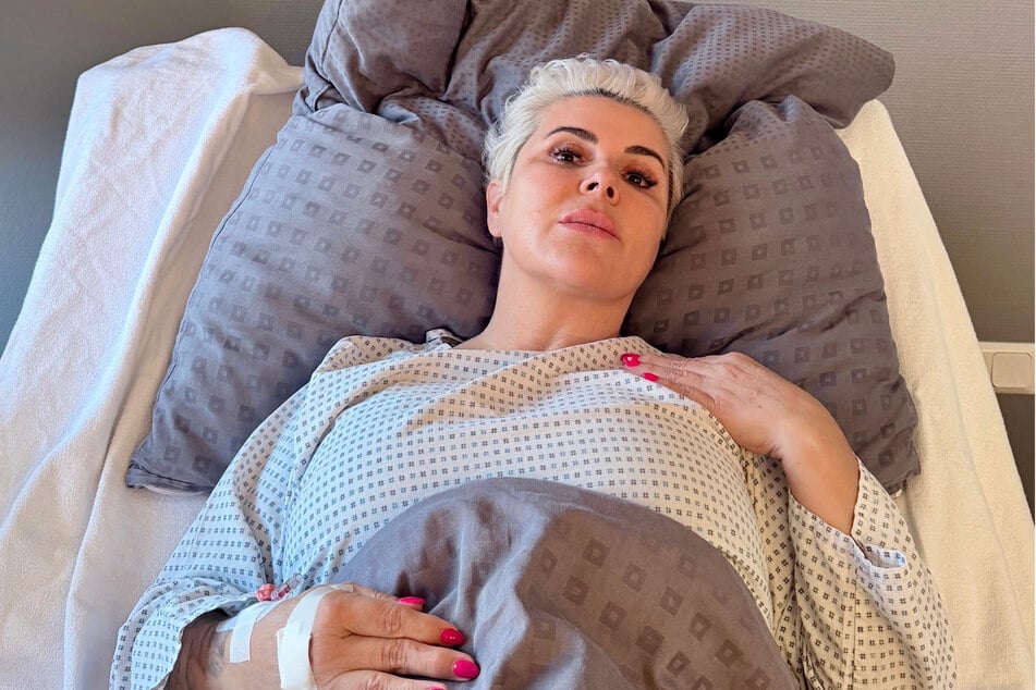Mona nach ihrer OP in der Klinik bei Dr. Claudius Kässmann, wo sie sich sehr gut aufgehoben fühlte. Jetzt will sie sich erst einmal erholen.