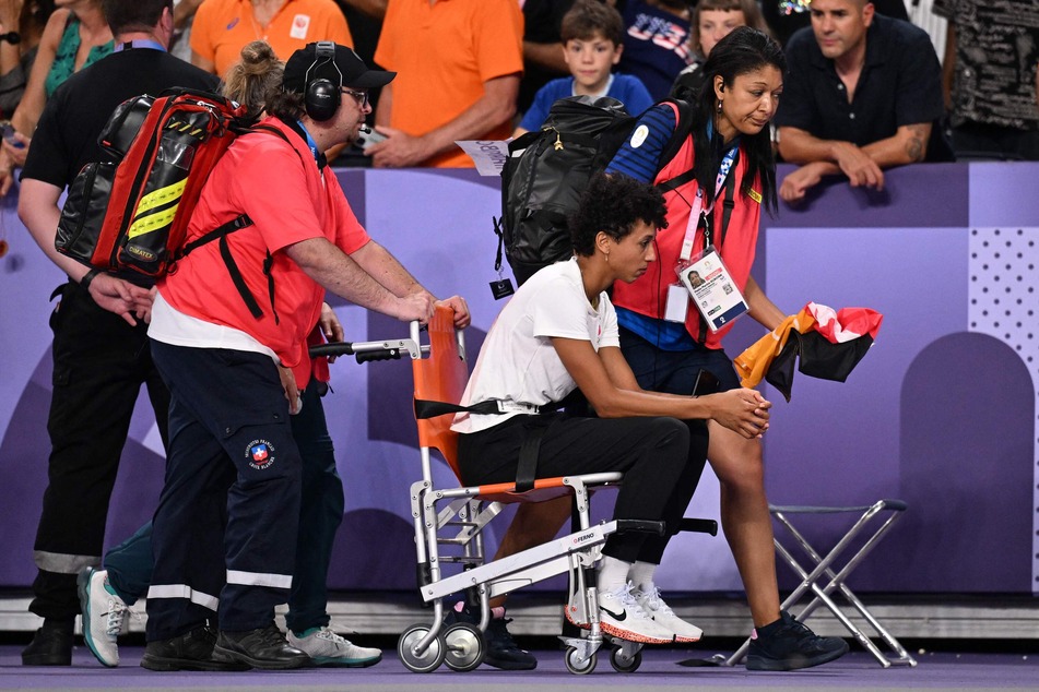 Malaika Mihambo (30) musste den Innenraum des Stade de France in einem Rollstuhl verlassen.