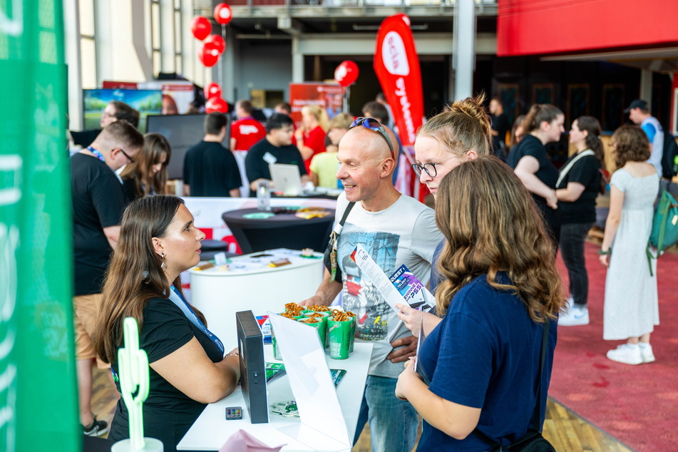 Zahlreiche Besucher nutzten am Samstag die Gelegenheit, spielerisch mit Firmen ins Gespräch zu kommen.