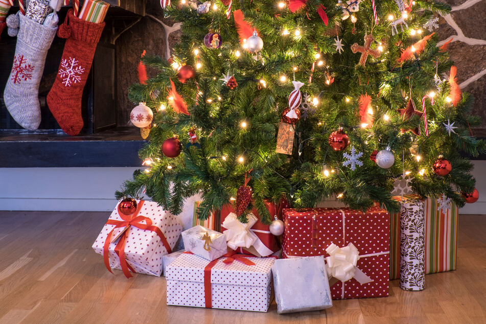 So viele wollen laut Umfrage bei den Weihnachtsgeschenken sparen