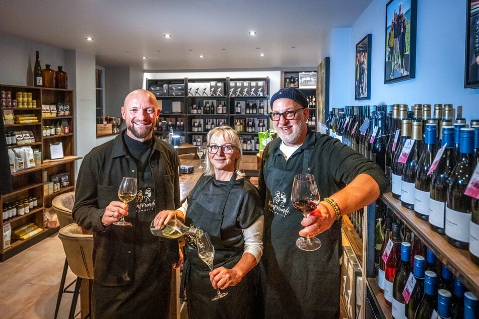 Francesco Karnapp (40, l.) und Andreas Müller (53) eröffneten das "Weinfreunde"-Geschäft. Ilona Mende (60, M.) wird sich um die Kunden kümmern.