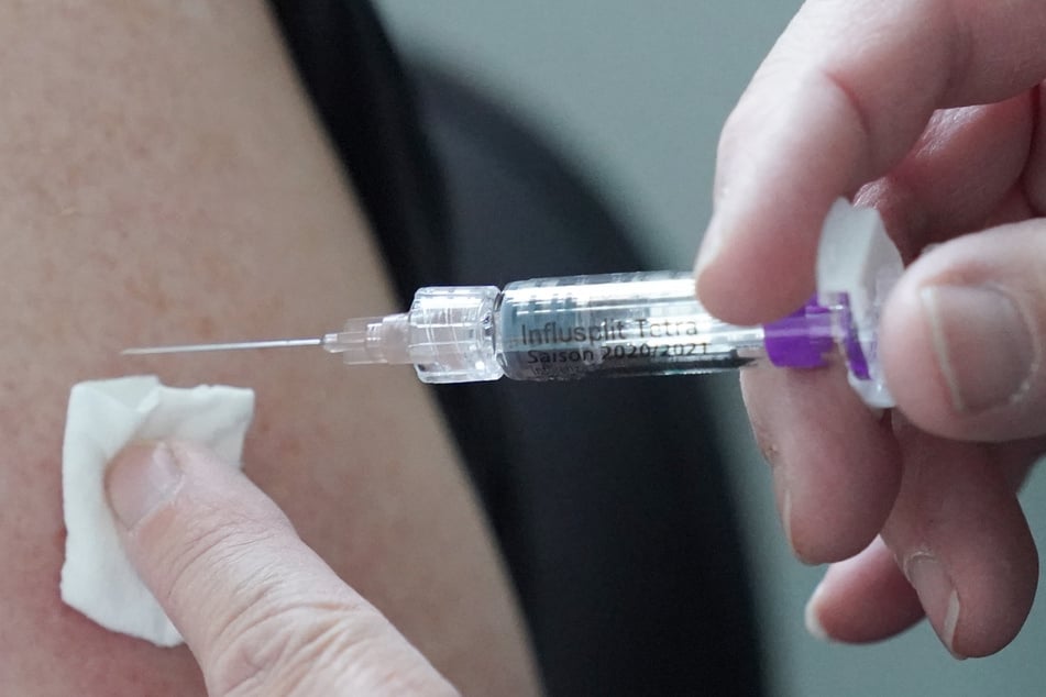 Eine Ärztin impft eine Person mit dem Arzneimittel Influsplit Tetra gegen Grippe.