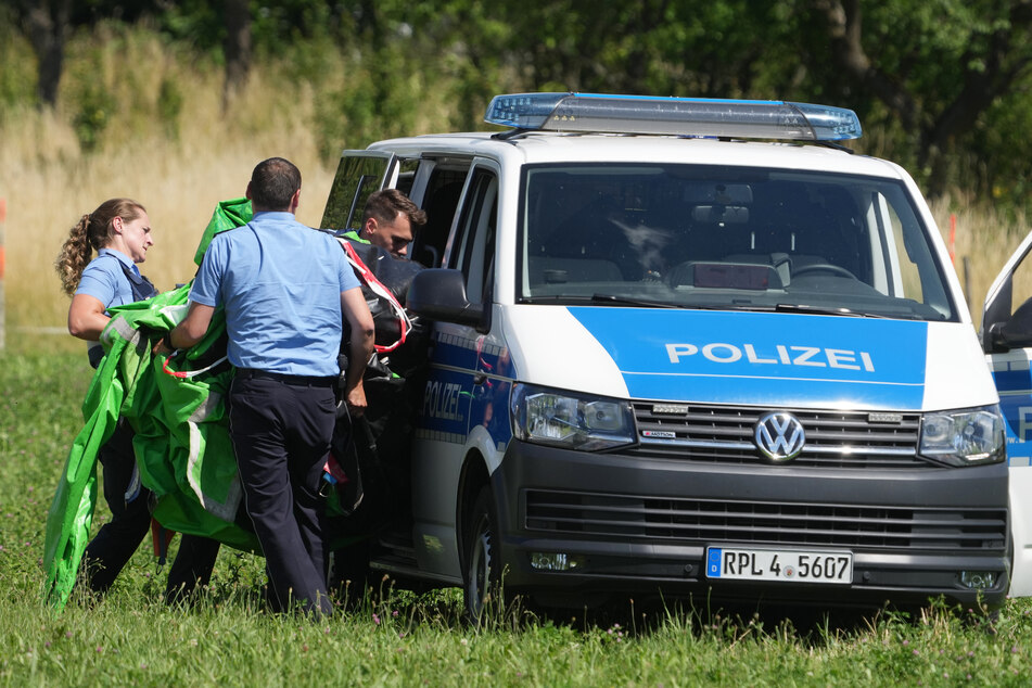 Beamte der Polizei transportierten die Hülle der von der Windböe erfassten Hüpfburg ab.