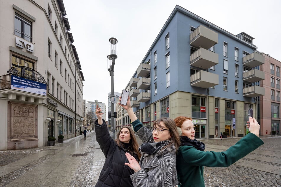 In der Inneren Klosterstraße suchen die Reporterinnen Yesmina, Lena und Stella vergeblich nach freiem WLAN.