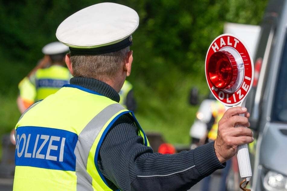 Bundespolizisten stoppten einen Autofahrer. Kurz darauf musste er ohne seine Beifahrerin weiterfahren. (Symbolfoto)