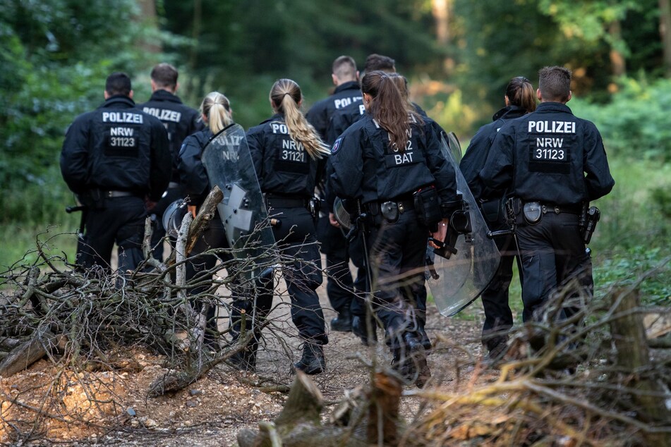 Polizisten betreten die Reste des Hambacher Walds.