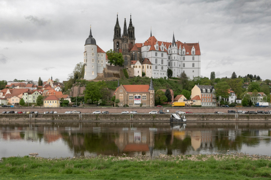 Ist der Himmel über der Albrechtsburg nur grau oder ist das Qualm? Die Kandidatenkür für die Landratswahl bietet jedenfalls jede Menge Sprengstoff.