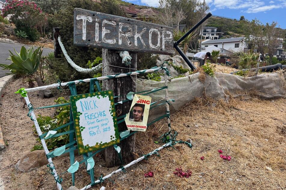An der Straße, die zum Karbonkelberg-Wanderweg führt, wurde ein Gedenkschild aufgestellt.