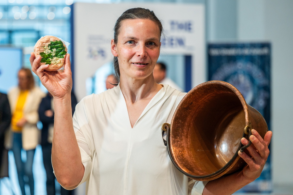 Höchste Bewertung beim Wettbewerb: Katrin Seyffert (46) vom Rößler-Hof aus Burkhardtsdorf präsentiert den Käse "Erzgebirgstaler", den Interessierte 2025 selbst herstellen können.