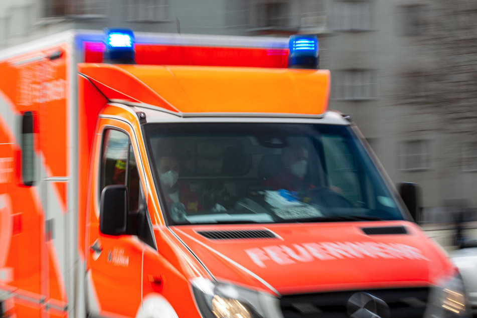 Berlin: 16-jähriger E-Rollerfahrer bei Crash mit Radler schwer verletzt