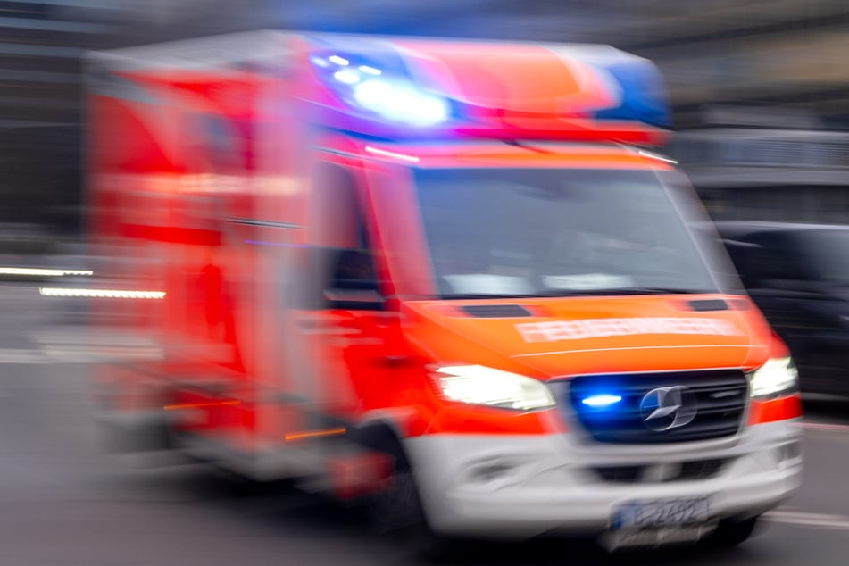 Die Frontscheibe des Rettungswagen wurde durch die Aktion beschädigt. (Symbolbild)