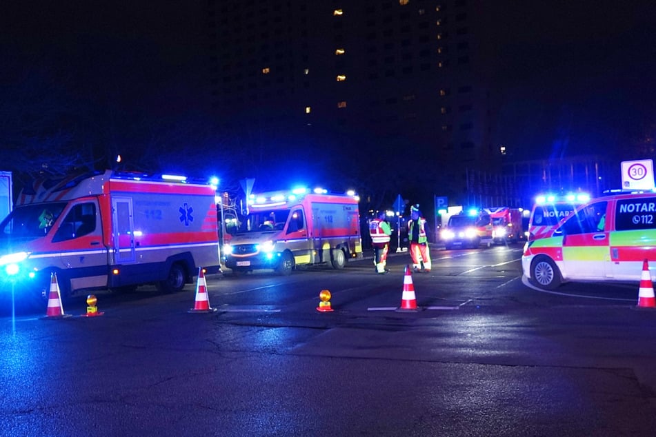 Vor dem Wohngebäude "Residenz am Zoo" in der Nordstraße lief am Sonntagabend ein Rettungseinsatz.