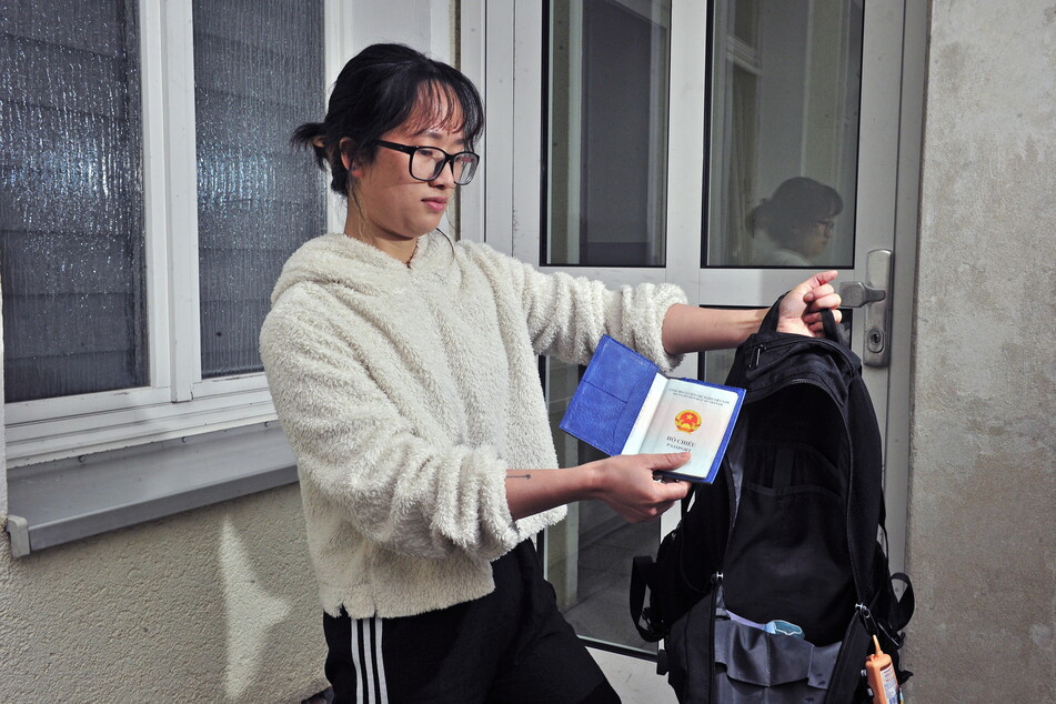 Altenpflegerin Giang (25) wurde vor ihrer Haustür überfallen. Sie öffnete ihren Rucksack, der Täter griff nach einem Etui - in dem aber nur ihr Pass steckte.