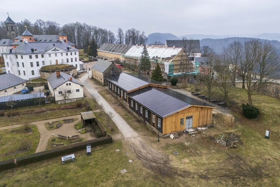 Aus der Luft kann man die neuen Solarplatten auf dem Dach des alten Gebäudes gut erkennen.