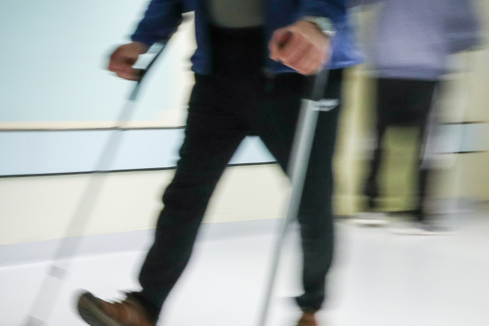 Wegen einer fehlerhaften Hüftprothese will das Oberlandgericht in Karlsruhe ein Urteil verkünden. (Symbolbild)