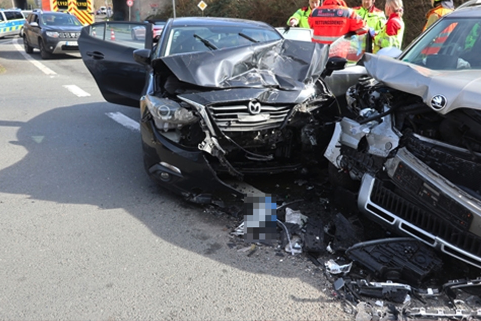 Beide Fahrzeuge erlitten bei dem Unfall einen Totalschaden und mussten abgeschleppt werden.