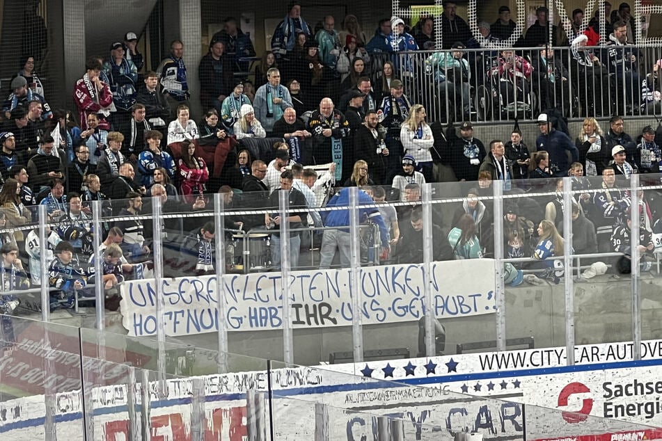 "Unseren letzten Funken Hoffnung habt Ihr uns geraubt": Mit einem großen Transparent äußerten die Eislöwen-Fans ihren Unmut über die sportliche Misere, stellten zudem den Support ein - und verließen anschließend die Halle.