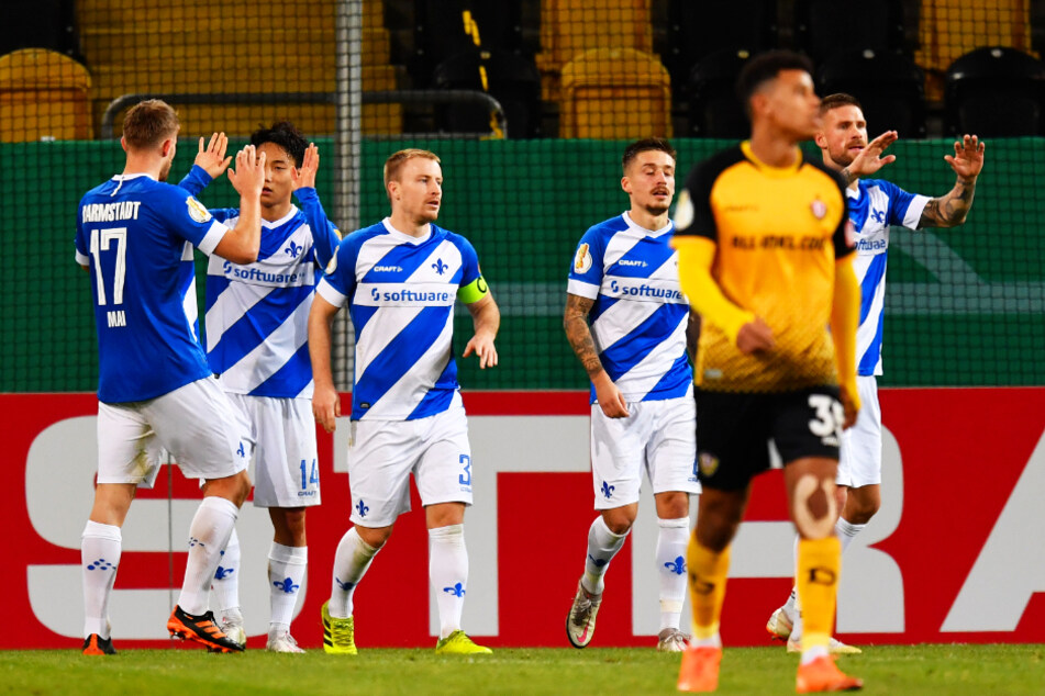 Lilien-Vorentscheidung: Lars Lukas Mai (l.) gratuliert 2:0-Torschützen Seung-ho Park (2.v.l). Auch Ex-Dynamo Tobias Kempe (r.) jubelt mit.
