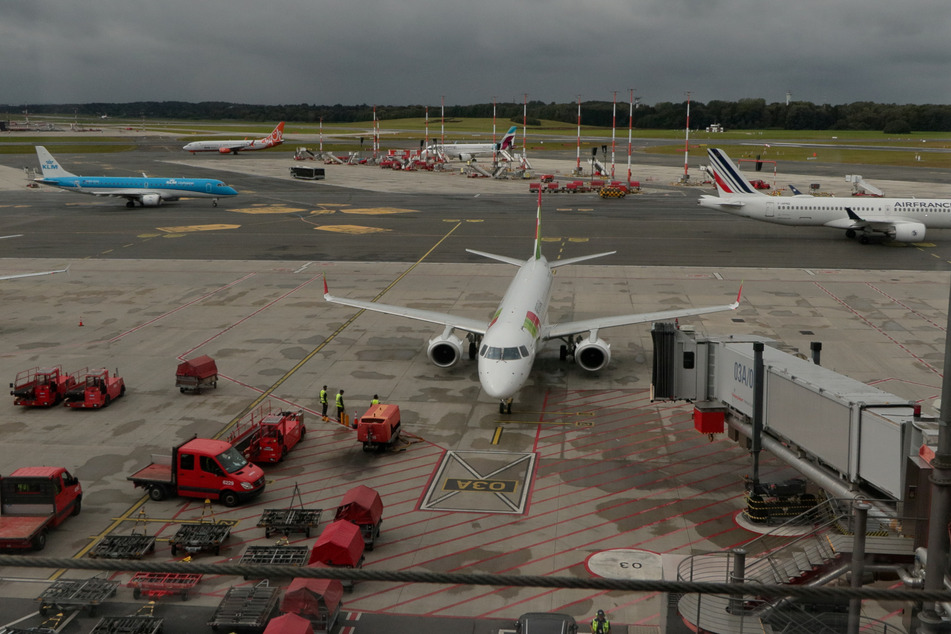 Sowohl die Beschaffung des Kerosins als auch das Betanken der Flugzeuge liegt in der Hand der Airlines, betont der Hamburger Flughafen.