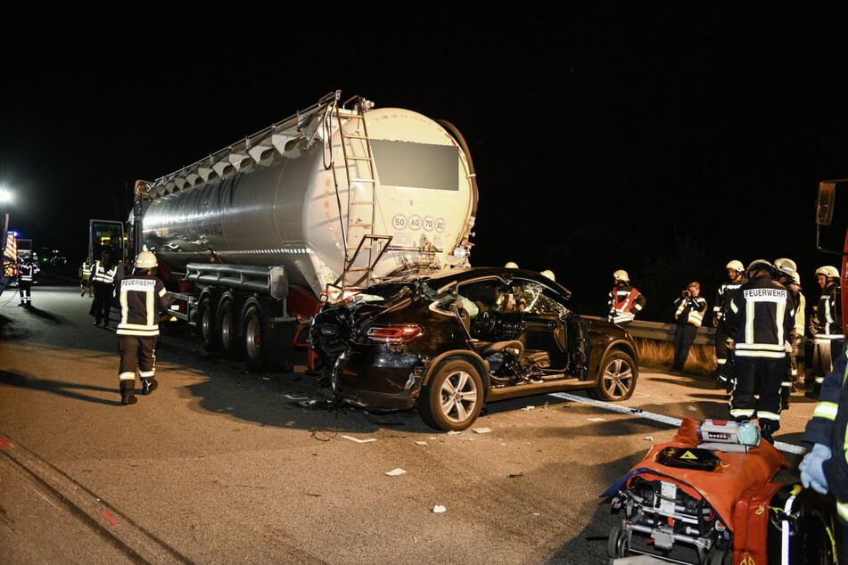 Nach einer Kollision mit einem Kleinlaster krachte der Mercedes-Fahrer (57) mit der Fahrerseite in das Heck eines Tanklastwagens.