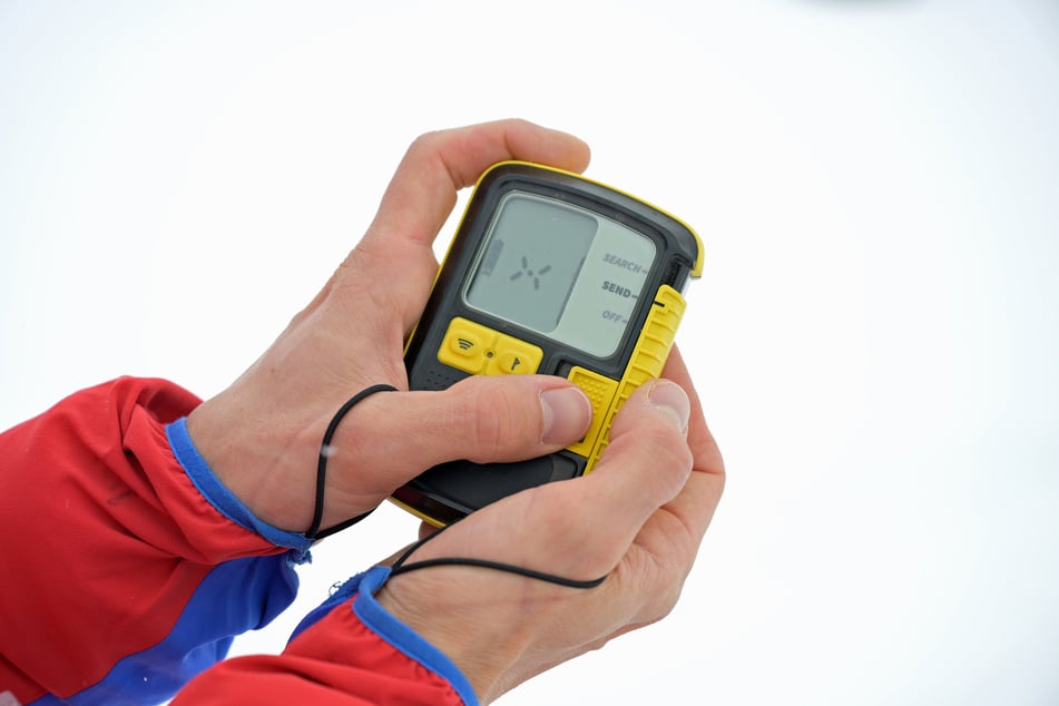 Ein Lawinenverschüttetensuchgerät kann Leben retten.