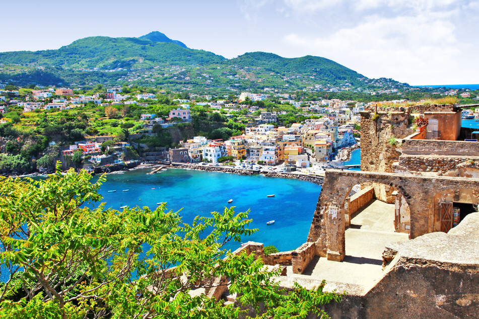 Auf der Insel Ischia gibt es Kultur und heiße Quellen zu entdecken.