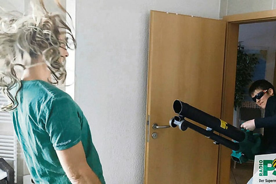 Während Steffen Lukas (51) singt, kämpft PSR-Nachrichtenmann Hajo Wilken mit grauer Perücke gegen den Wind.