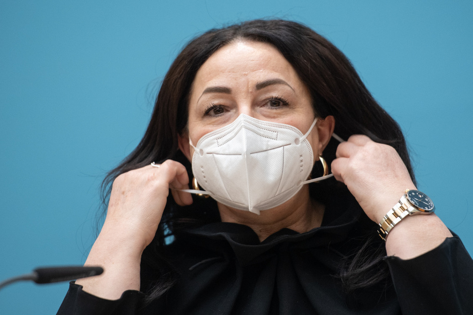 Dilek Kalayci (SPD), Senatorin für Gesundheit, Pflege und Gleichstellung, kommt zu einer Pressekonferenz nach einer Sitzung des Berliner Senats und nimmt ihren Mund-Nasen-Schutz ab.