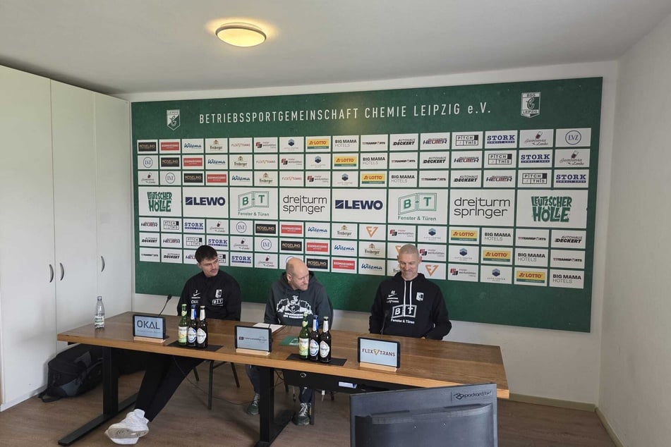 Am Donnerstag zeigte sich Trainer Alexander Schmidt (57, r.) auf der Pressekonferenz sehr selbstbewusst.