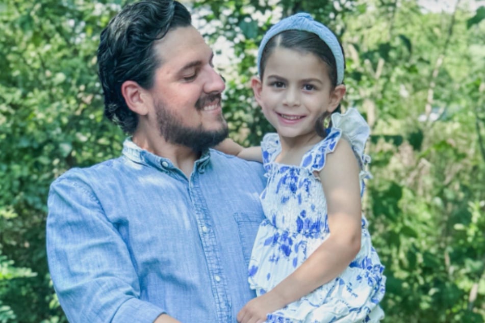 La niña de cinco años solo conoce a su padre con barba.