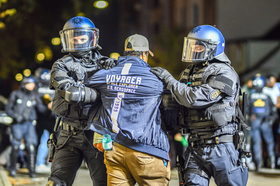 Die Stuttgarter Polizei nimmt einen Randalierer fest.