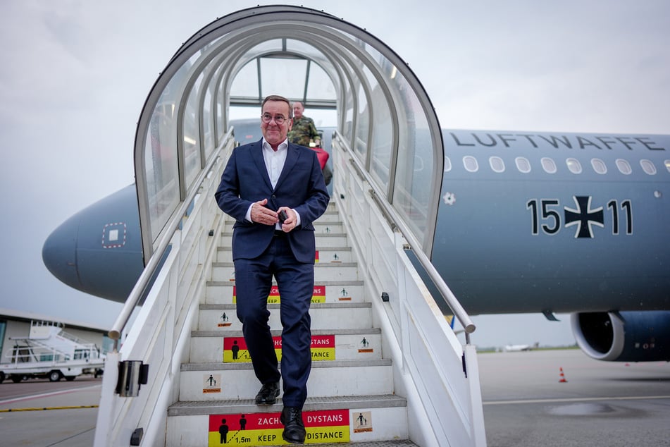 Boris Pistorius (65, SPD), Bundesminister der Verteidigung, kommt auf dem Flughafen Lublin (Polen) für die Weiterreise in die ukrainische Hauptstadt Kiew an.