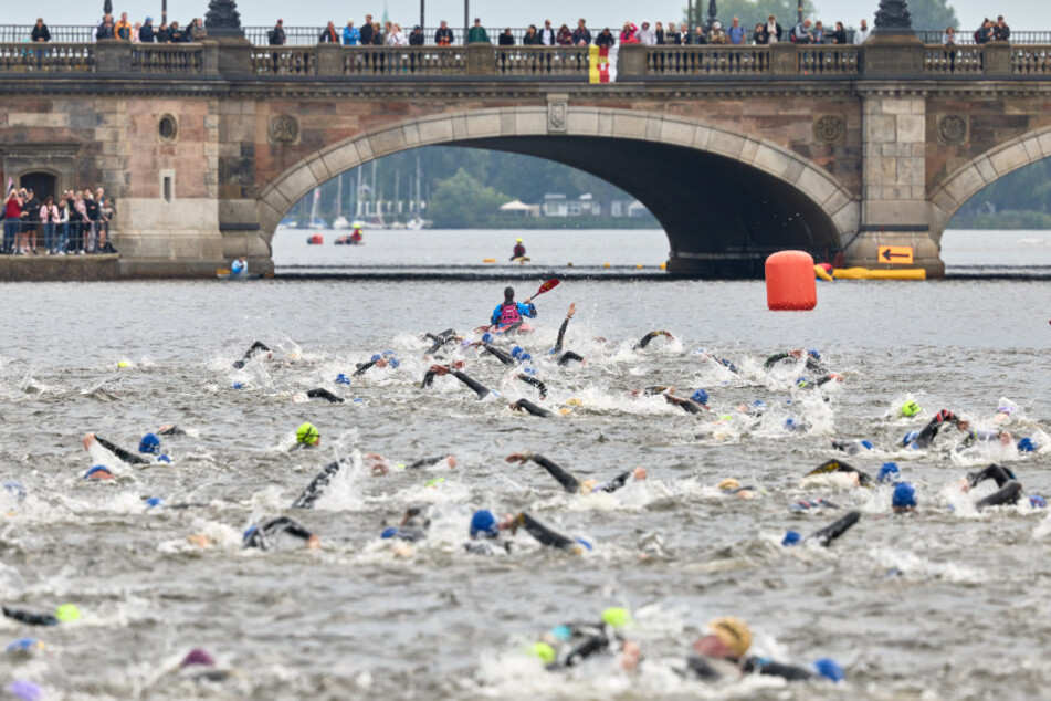 Für die Teilnehmerinnen der Ironman-EM ging es mit rund 45 Minuten Verzögerung auf die Strecke.