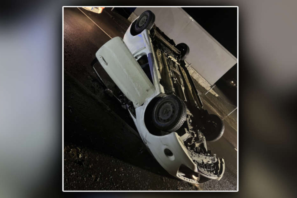 Der Wagen des 19-jährigen Gummersbachers blieb mitten auf der Straße auf dem Dach liegen.