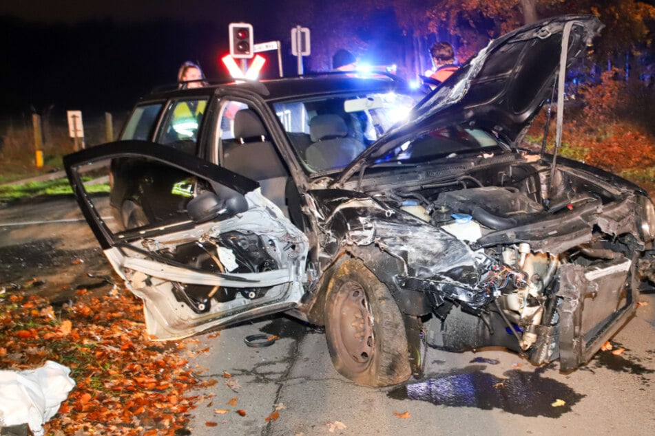 Regionalbahn kollidiert mit Auto: 17-Jähriger kommt glimpflich davon