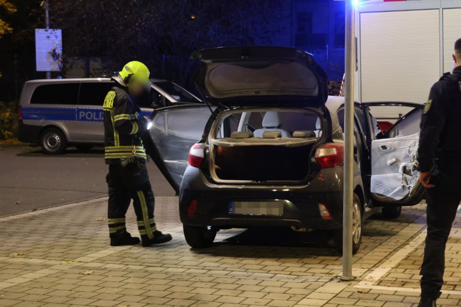 Chemnitz: Brandanschlag in Chemnitz? Auto brennt auf Parkplatz