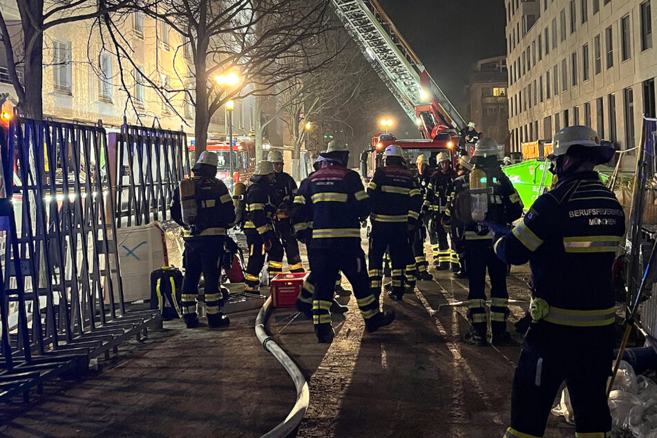 Rund 150 Einsatzkräfte der Feuerwehr kämpften gegen die Flammen.